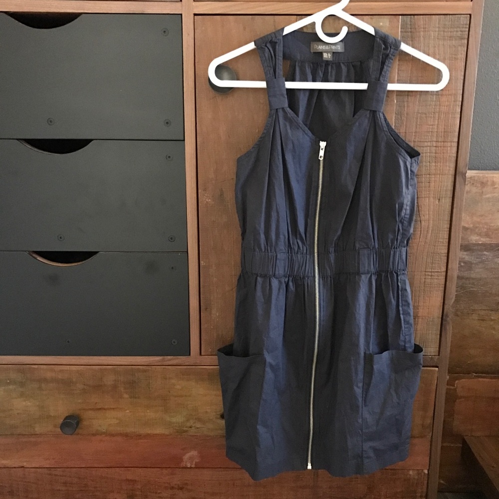 Blue dress with zipper detail and pockets